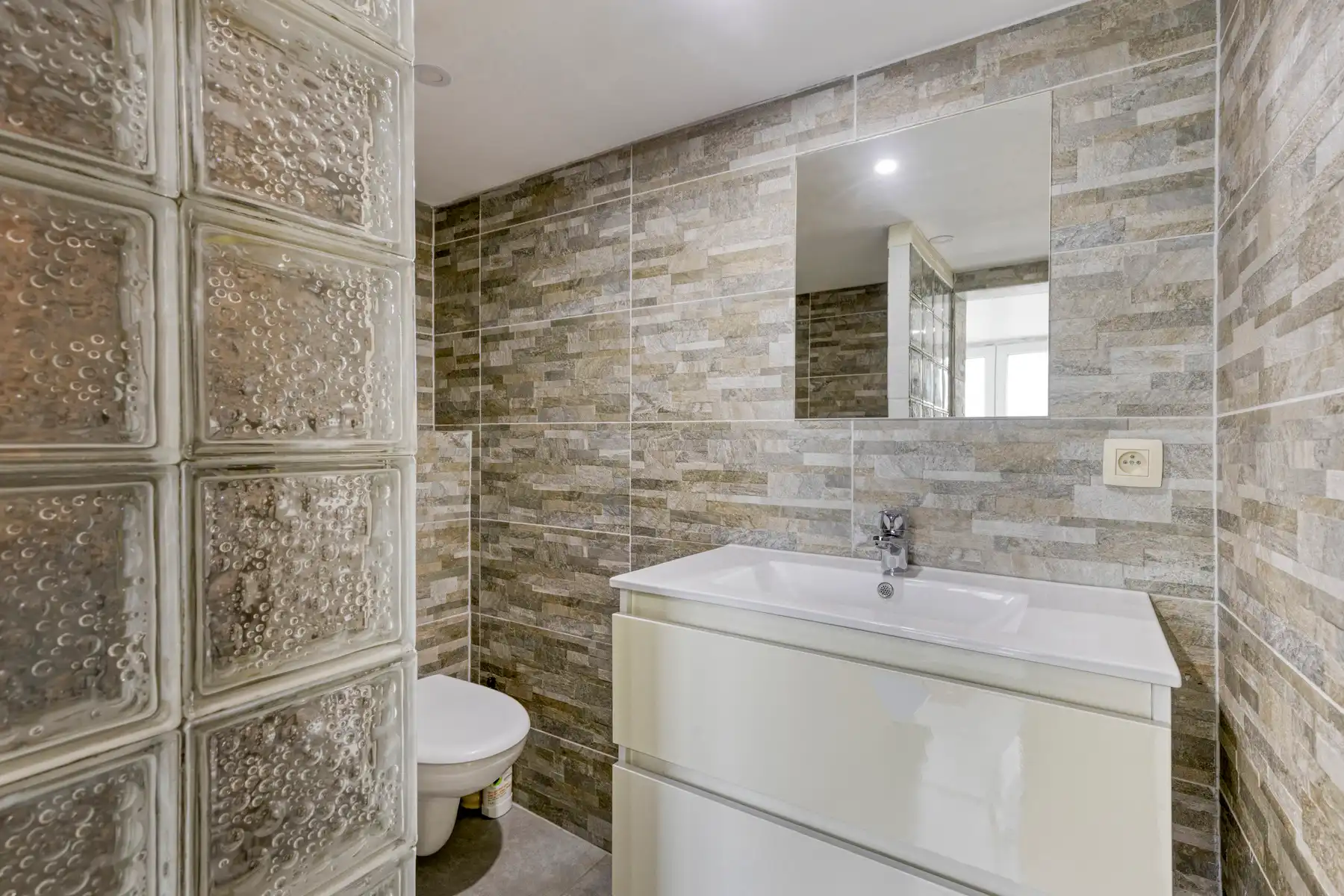 HOB met 4 slaapkamers, oprit en klein tuintje foto 8