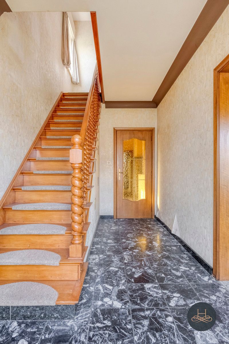 Renovatiewoning met grote garage foto 4