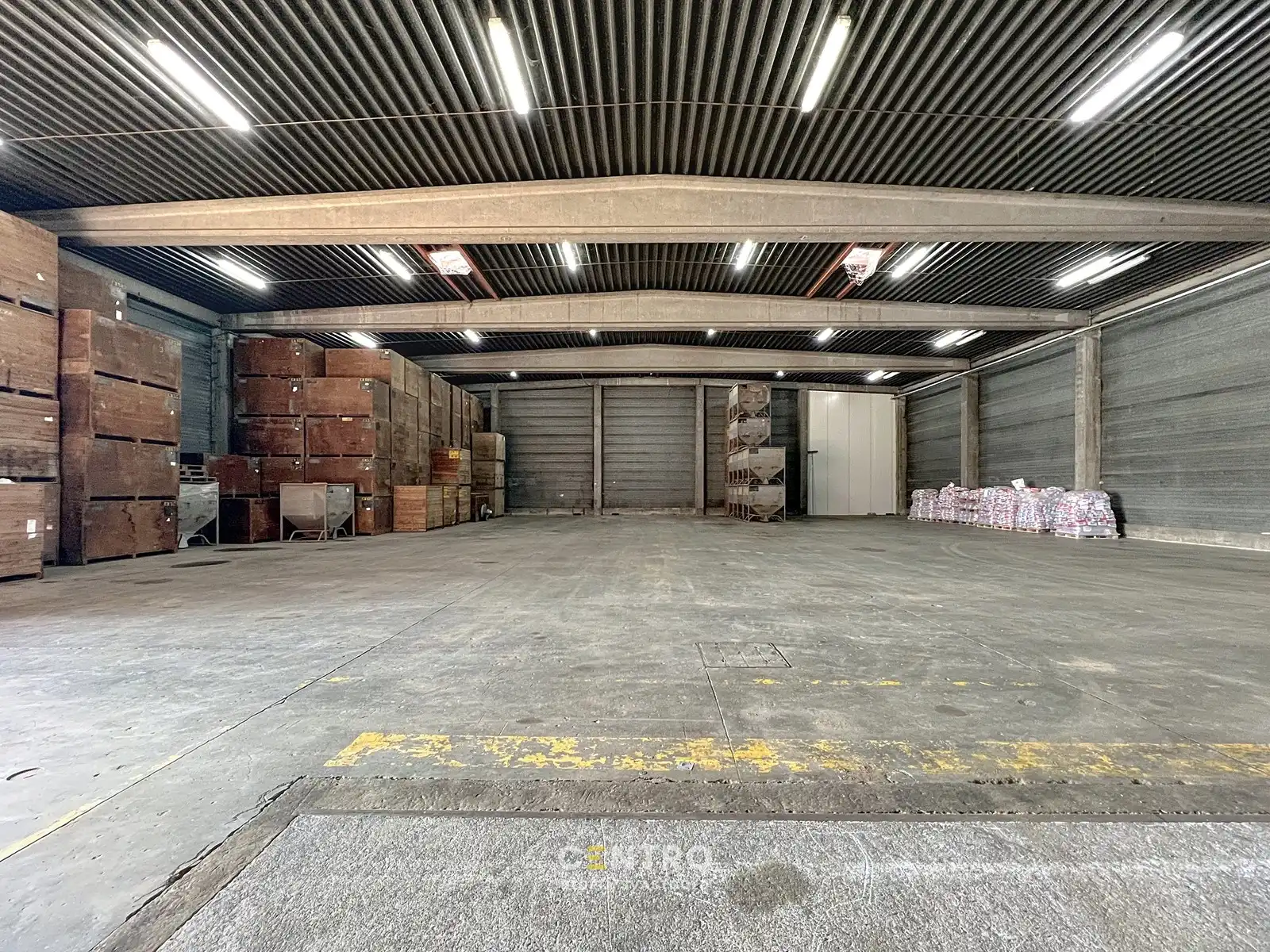 Magazijn van 830m² (met poort van 11m breedte) TE HUUR , te Kerkhove (Avelgem). foto 4