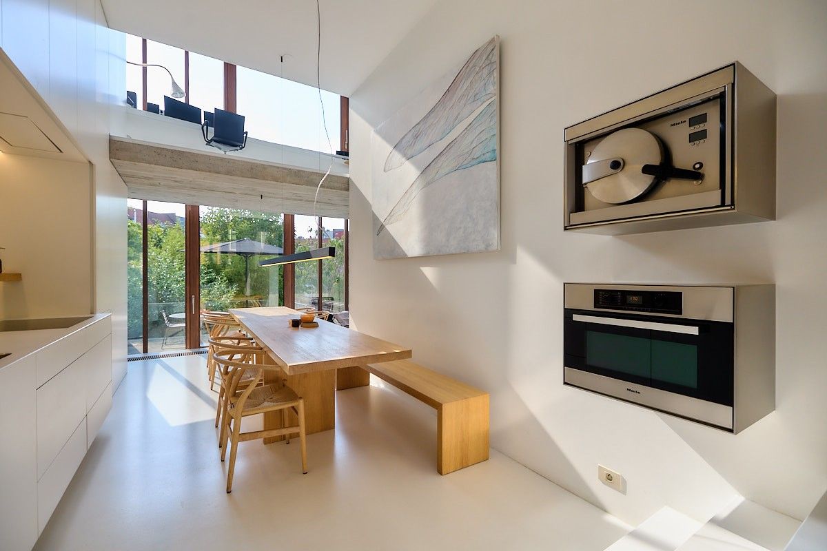 Buitengewone interbellum architecten-burgerwoning met tuin die omgevormd werd tot een hedendaagse luxueuze concept-woning. foto 26