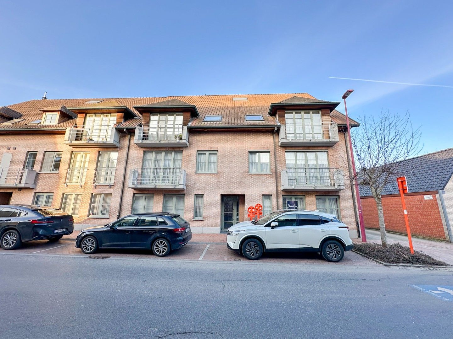 Lichtrijk gelijkvloers appartement met ruim terras en parkeerplaats foto {{pictureIndex}}