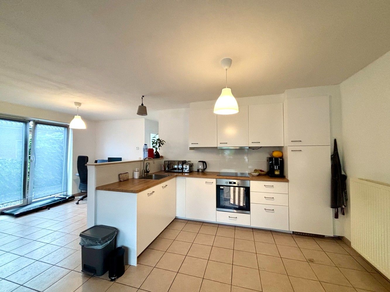 Instapklaar gelijkvloers appartement met aparte ingang, tuin en 2 staanplaatsen te Emblem! foto 2