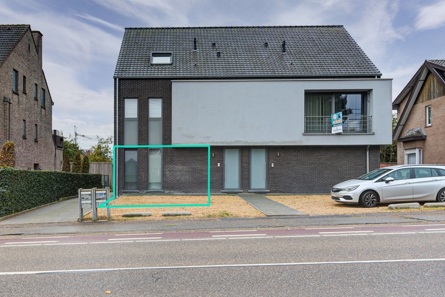 GELIJKVLOERS APPARTEMENT MET 2 SLAAPKAMERS, 2 AUTOSTAANPLAATSEN EN ZONNEPANELEN TE GROTE-SPOUWEN foto {{pictureIndex}}