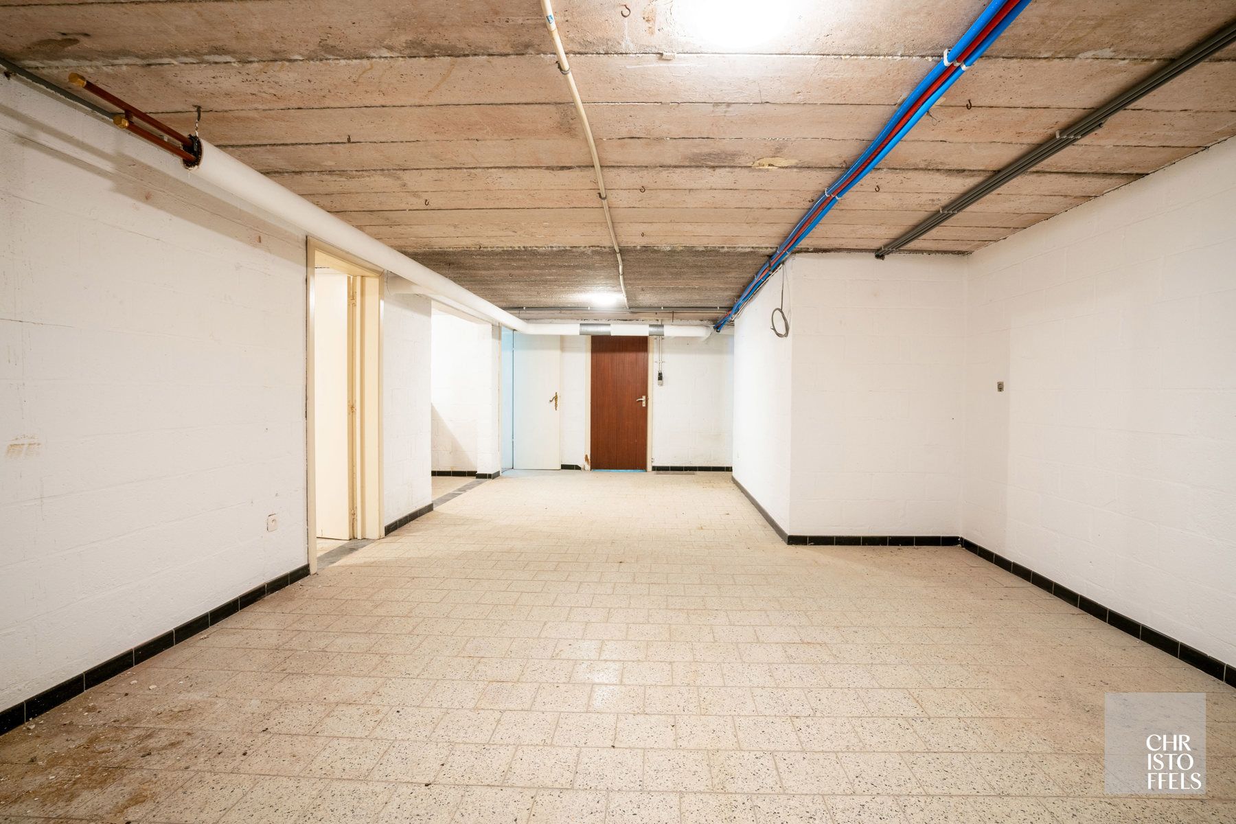 Deels gerenoveerde laagbouwvilla, residentieel gelegen in de bossen op een uitgestrekt perceel van 3.981m² foto 22