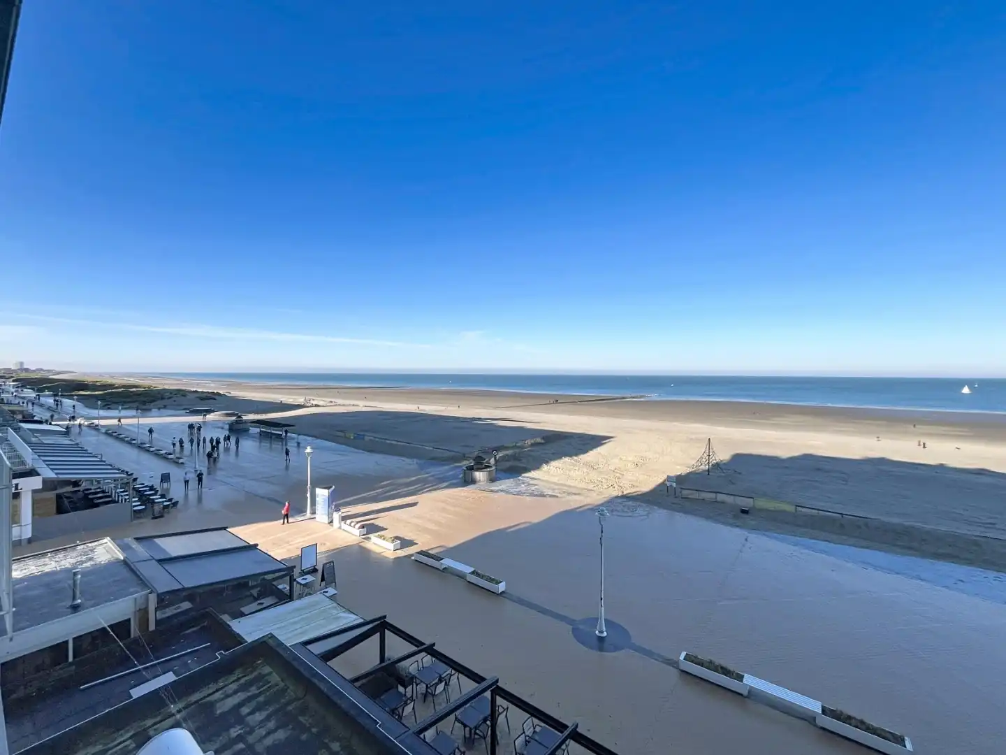 Gerenoveerd  twee slaapkamer appartement met frontaal zeezicht én centrale ligging foto 11