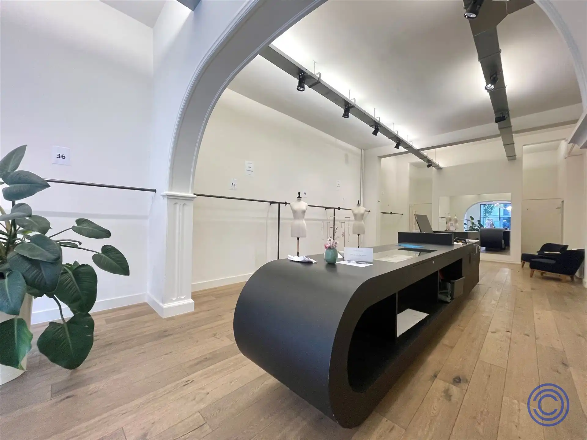 Stijlvolle handelsruimte ca. 140m² tegenover de Bourlaschouwburg! foto 4