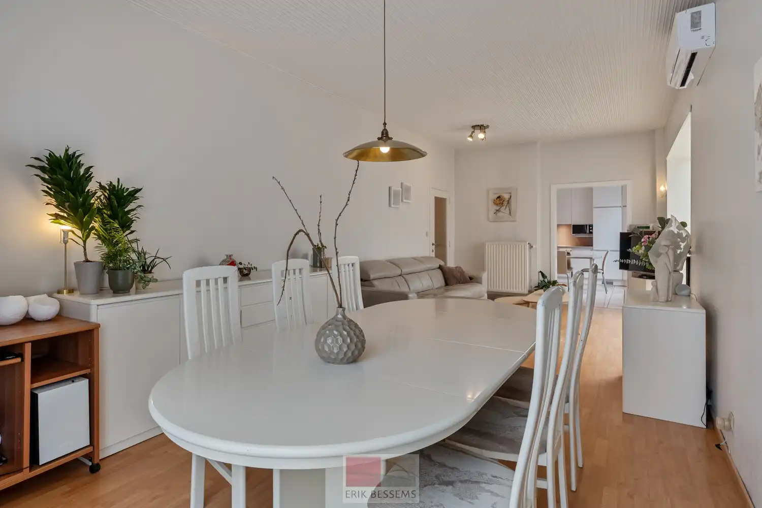 Charmante, op te frissen woning met 4 slaapkamers en inpandige garage. foto 11