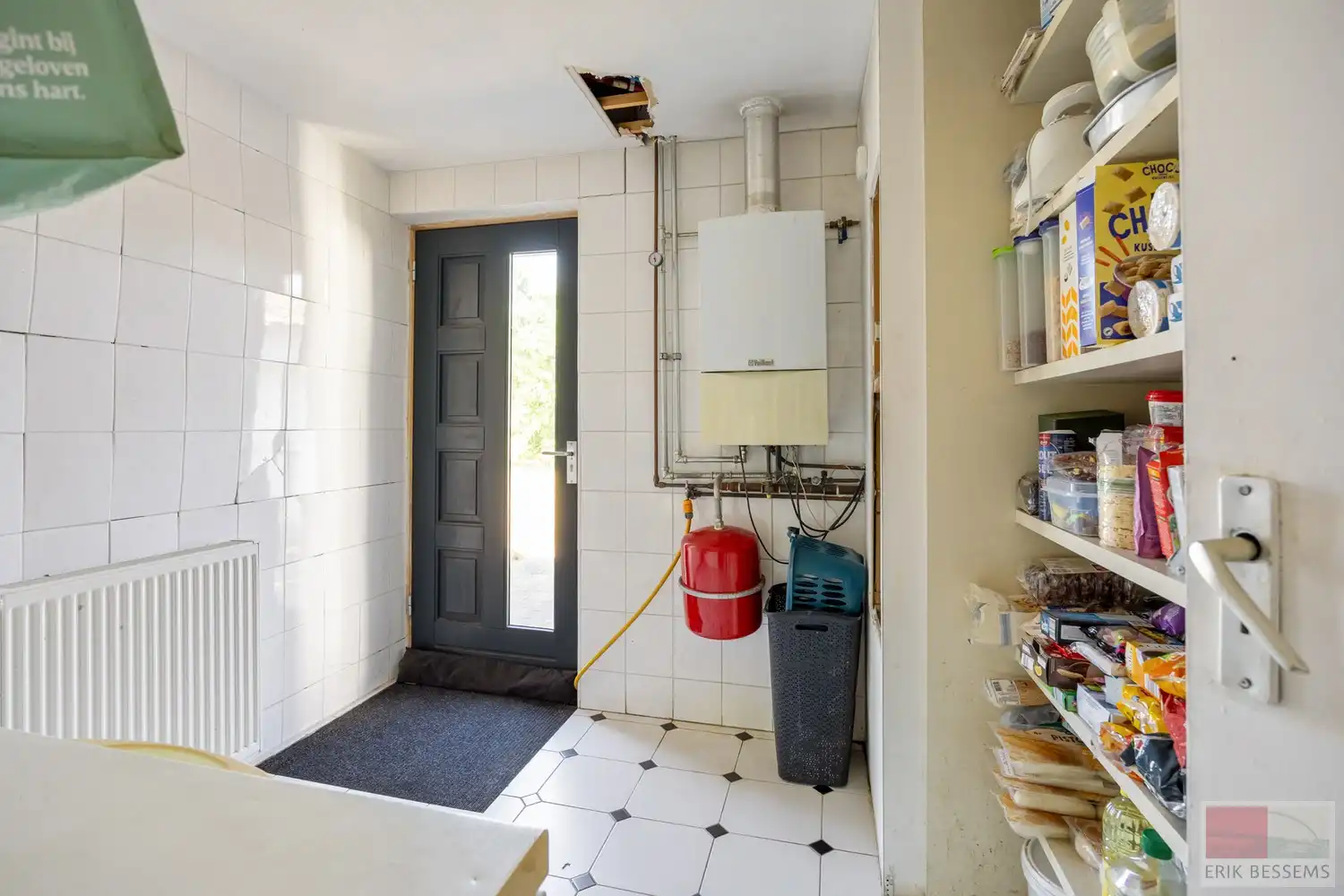 Op te frissen, vrijstaande woning met veel potentieel op royaal perceel van 1080 m², deze te moderniseren woning combineert een bewoonbare oppervlakte van 199 m² foto 10