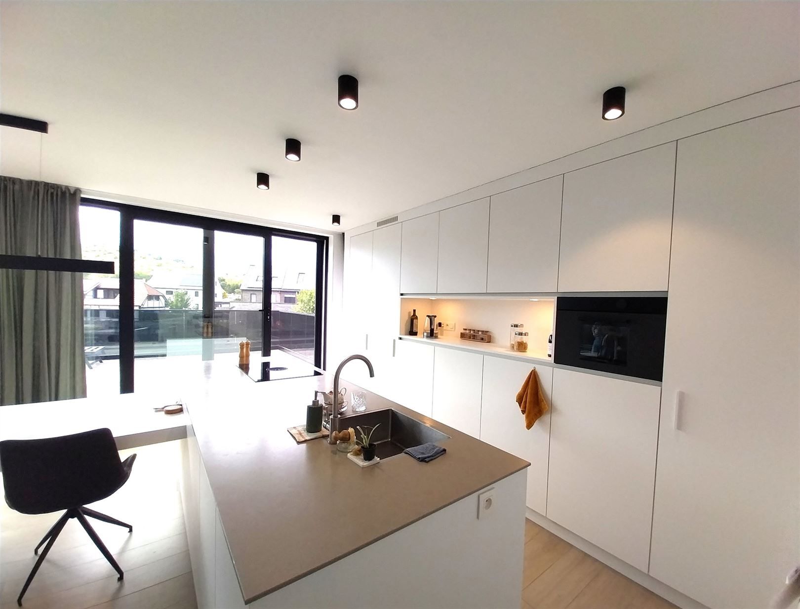 TE HUUR: Appartement met 1 slaapkamer en ruim terras te Stal! foto 4