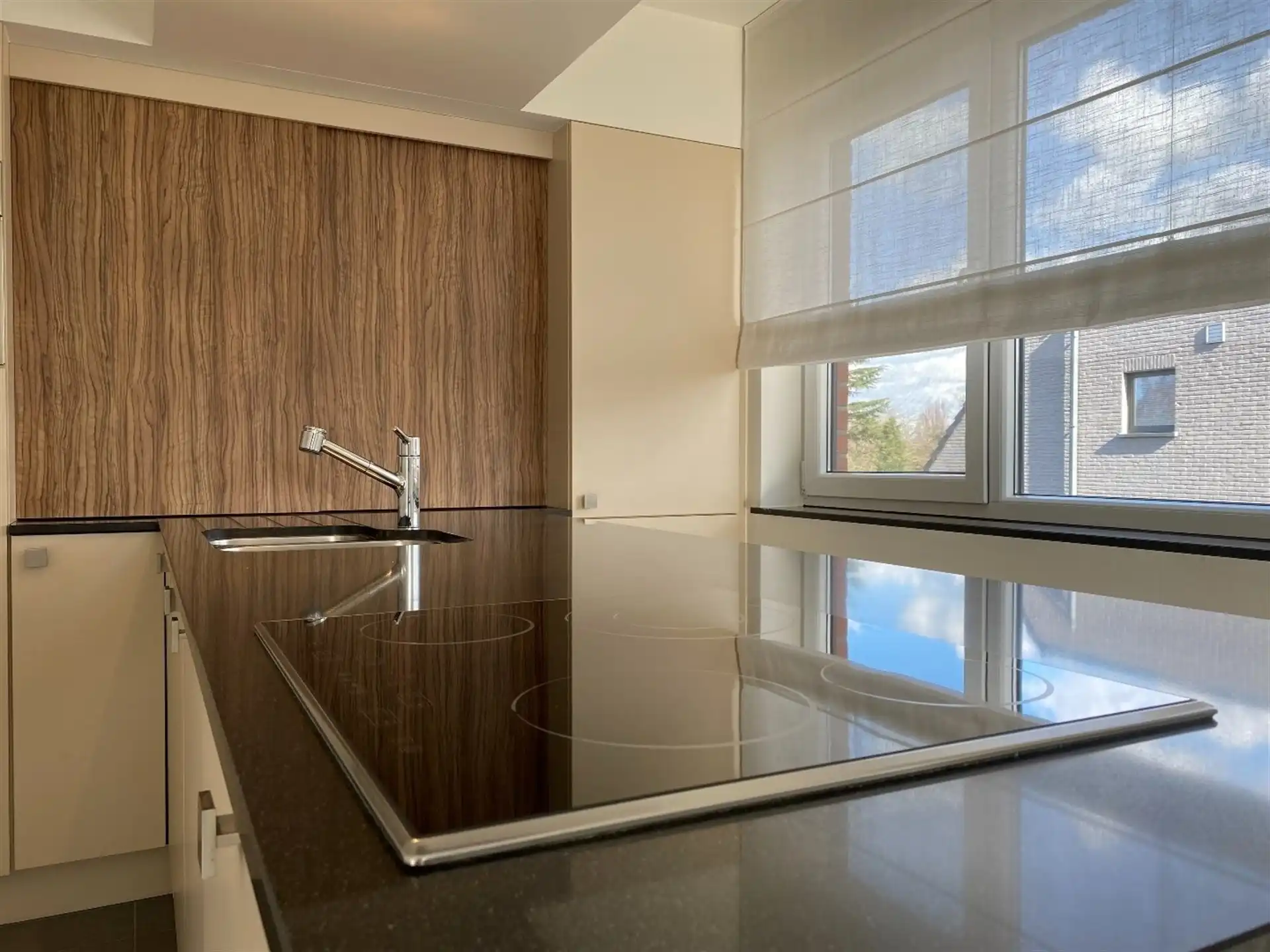 Instapklaar appartement met terras en garage. foto 10