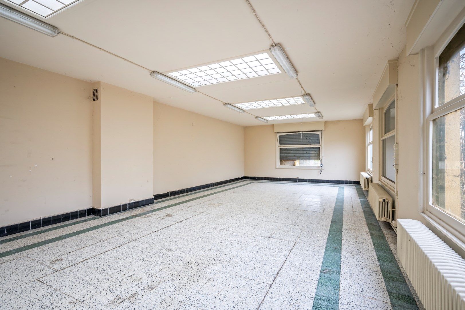 GEBOUW OP 2588M² MET 447M² BEW. OPP., 5 SLPKS, 3 BADKAMERS EN 3 GARAGES AAN DE LEIE foto 29