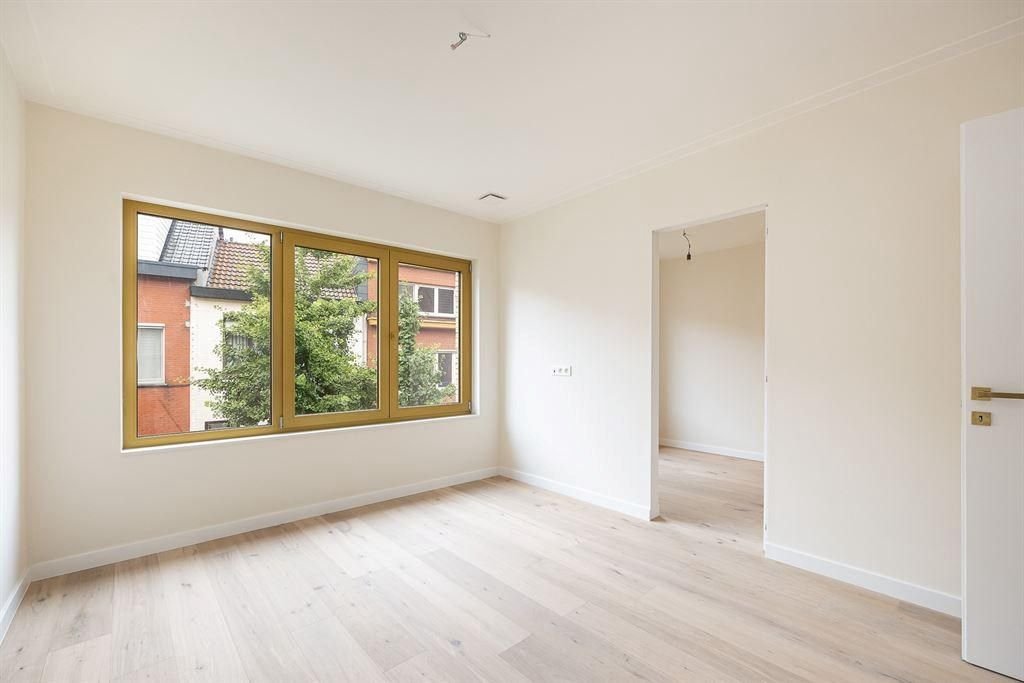 Nieuwbouwwoning met 6 slpk en grote tuin! foto 13