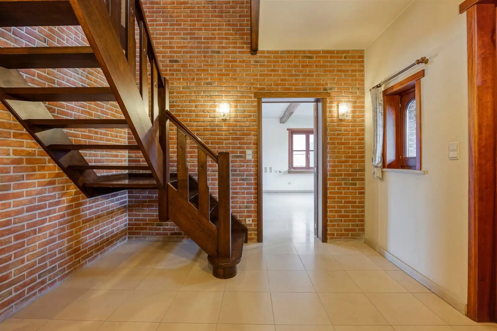 Riante open bebouwing in rustige straat foto 6