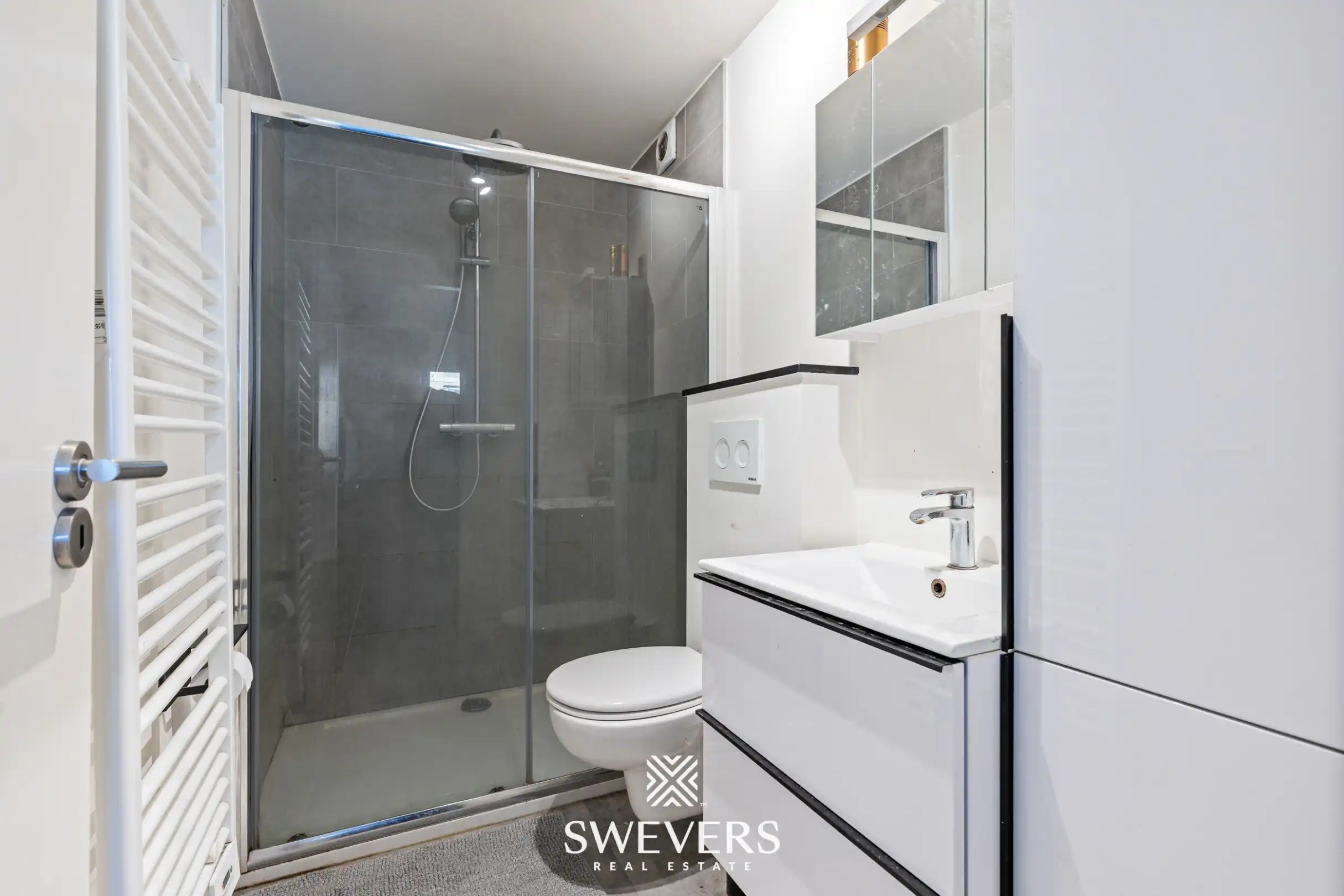 Uitstekend gelegen en volledig gerenoveerd appartement met staanplaats foto 10