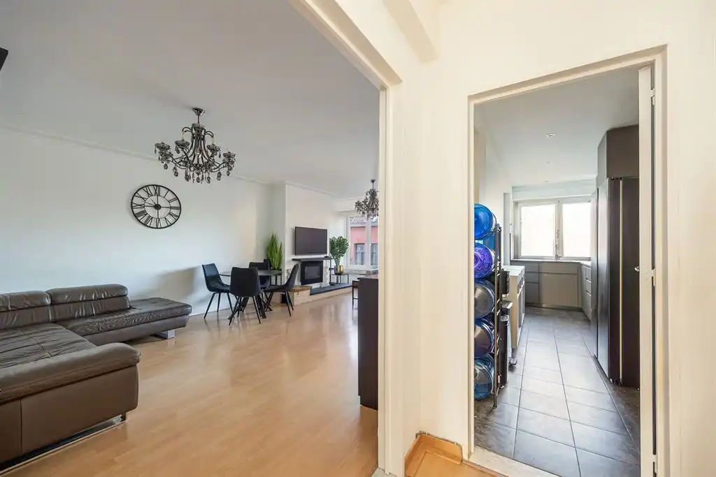 Ruim 3 slpk appartement met terras en garagebox foto 4