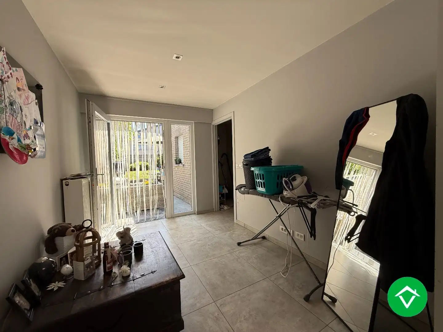 Instapklare woning met drie slaapkamers, tuin met uitweg, zolderkamer te Roeselare foto 8