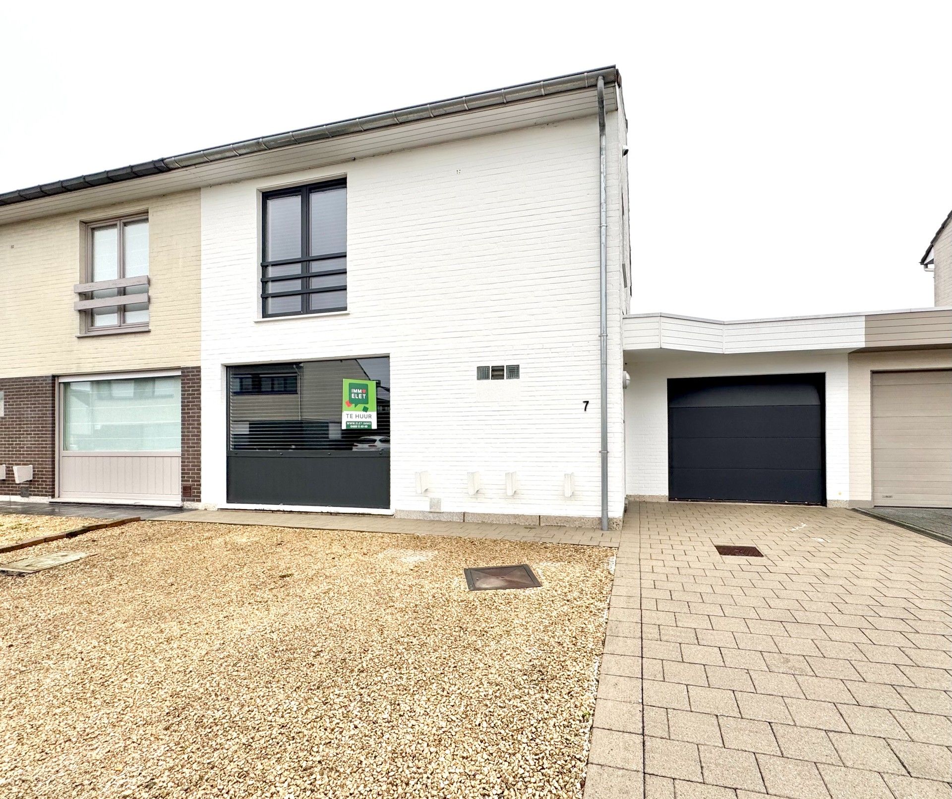 GERENOVEERDE WONING MET TUIN & GARAGE foto {{pictureIndex}}