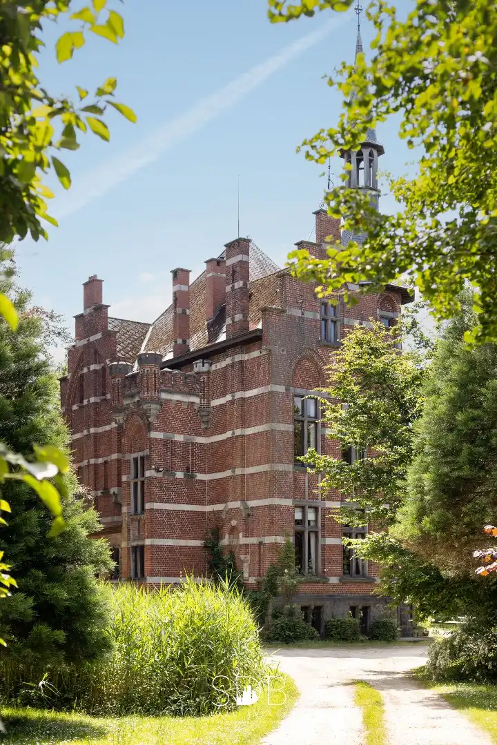 Prachtig kasteel met omringend park, weilanden en stalgebouw op circa 5hectare foto 28