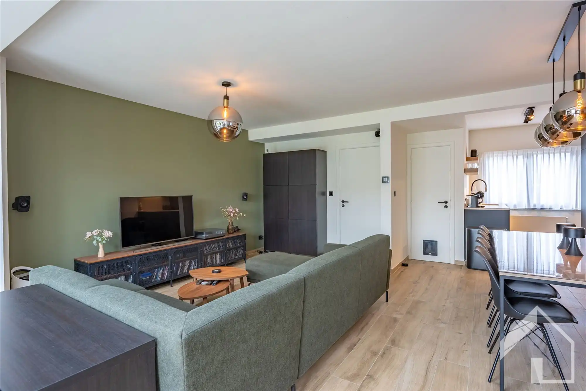 TOTAAL gerenoveerde halfopen bebouwing foto 6