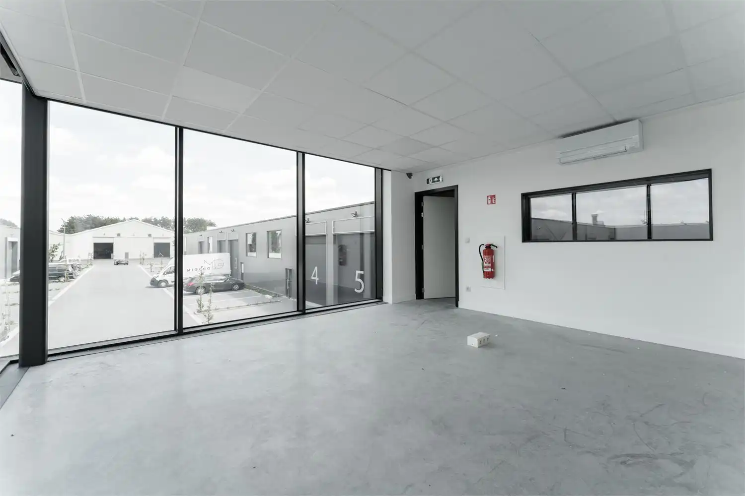 Recente bedrijfsunit met kantoor en kantine foto 28