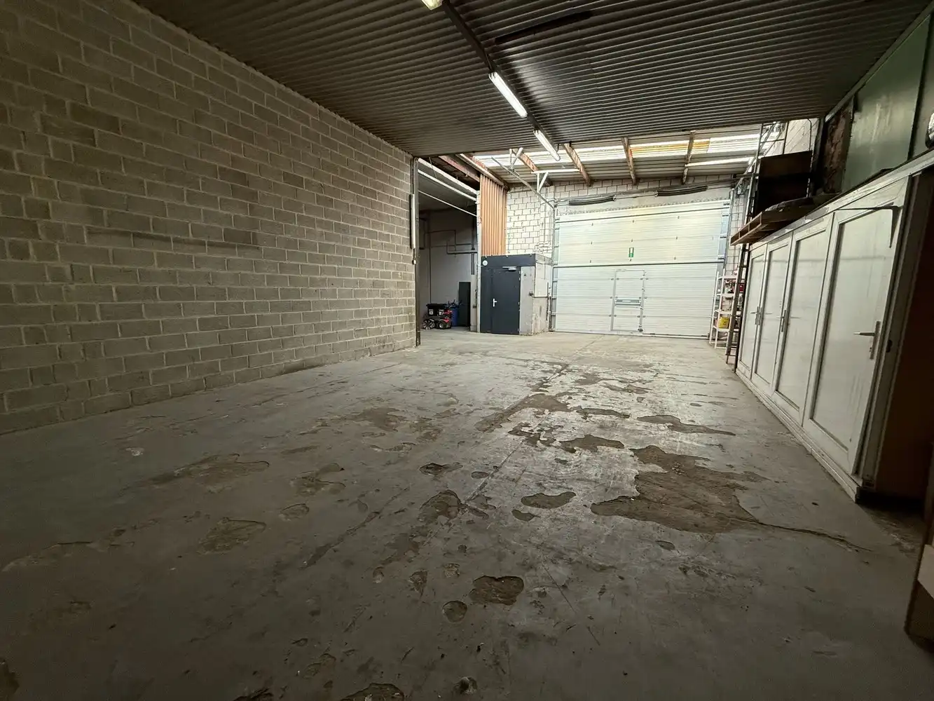 Bedrijfshal met kantoorruimte op uitstekende locatie te Lanaken! foto 8