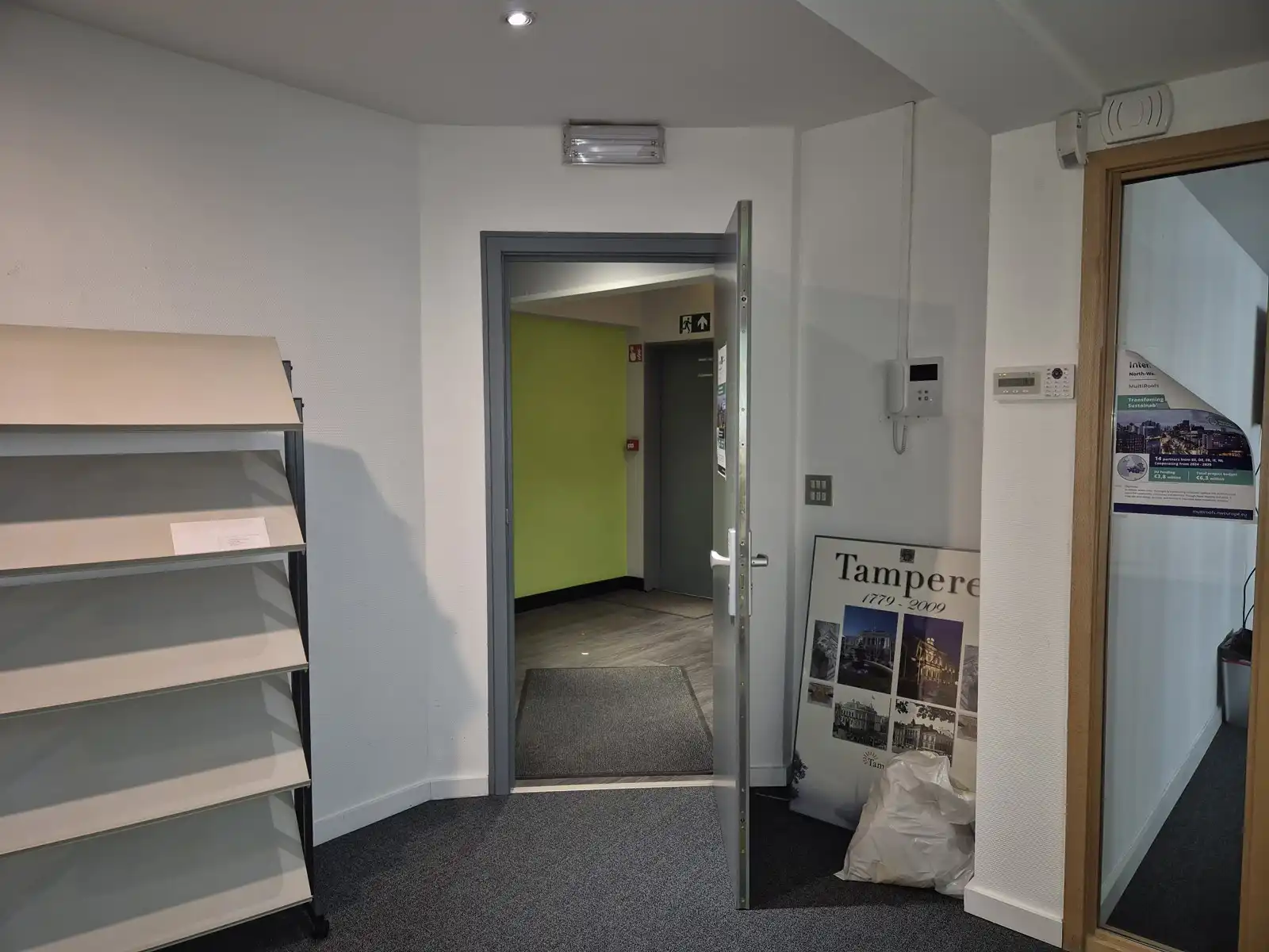 Ruime kantoorruimte met aparte bureaus in het centrum  foto 13