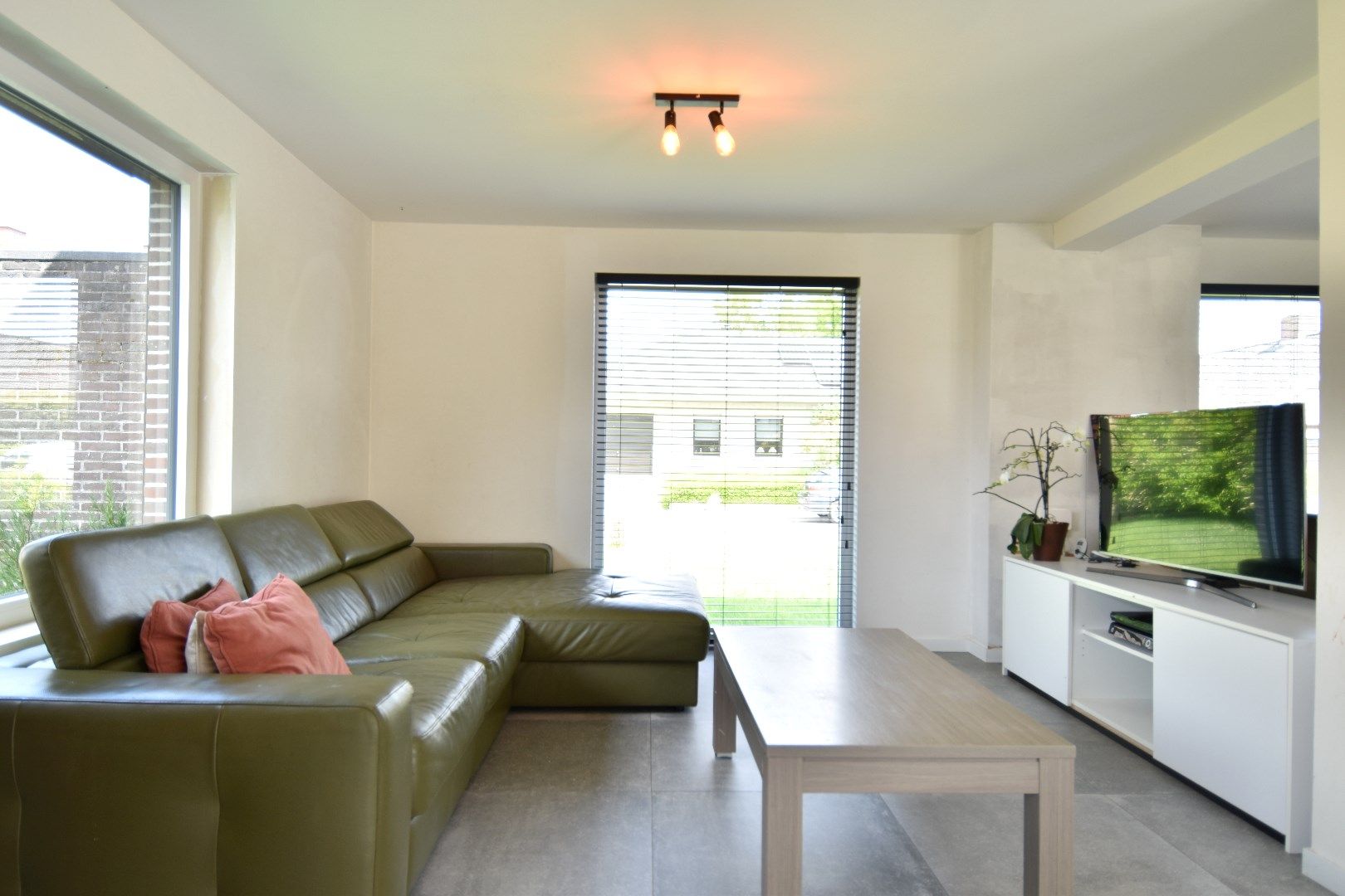 Alleenstaande woning met 4 slaapkamers, dubbele garage & Zuidgerichte tuin te koop in Ledegem foto 5