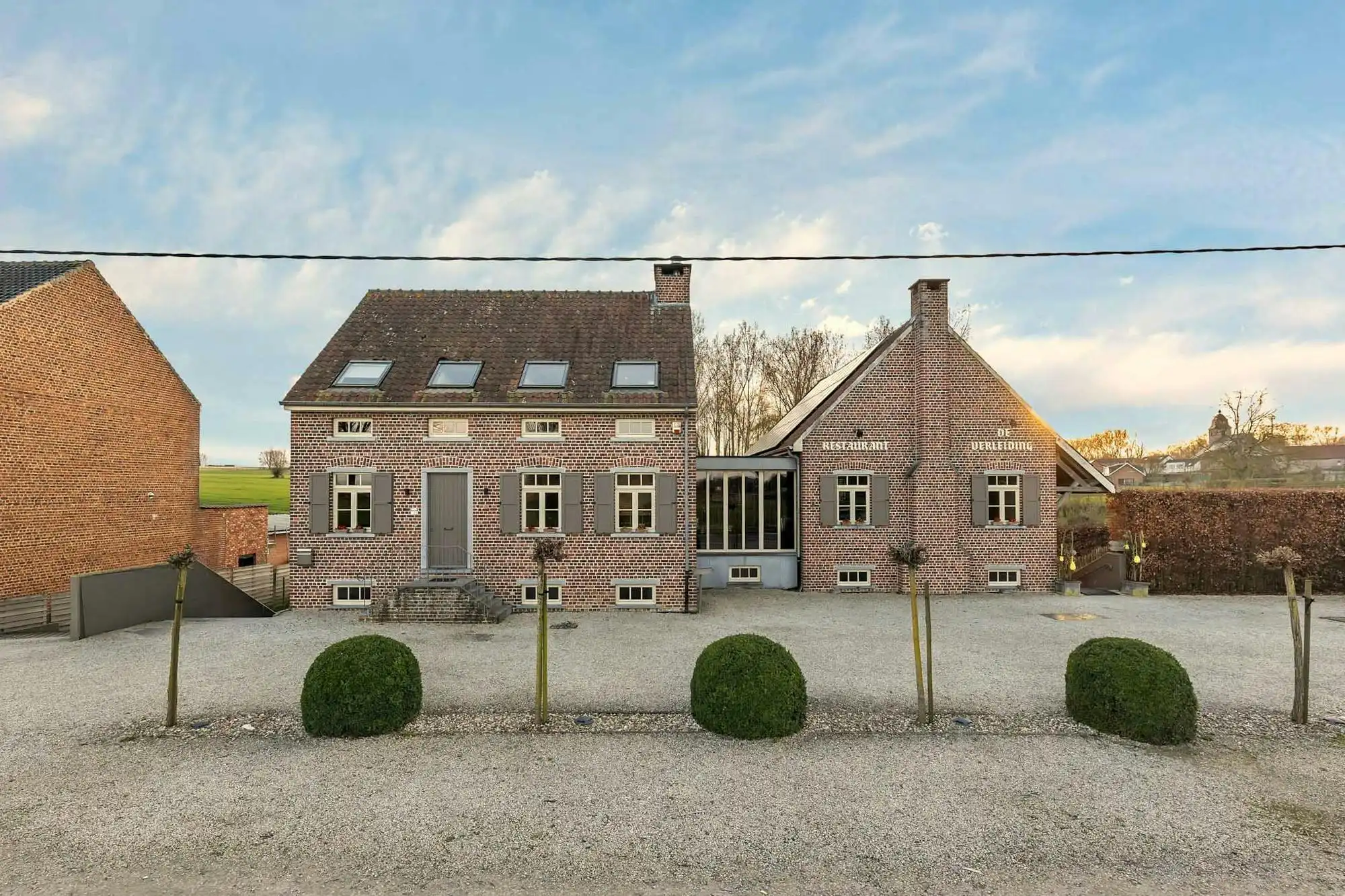 Exclusief en veelzijdig handelspand met woning te Gooik foto {{pictureIndex}}