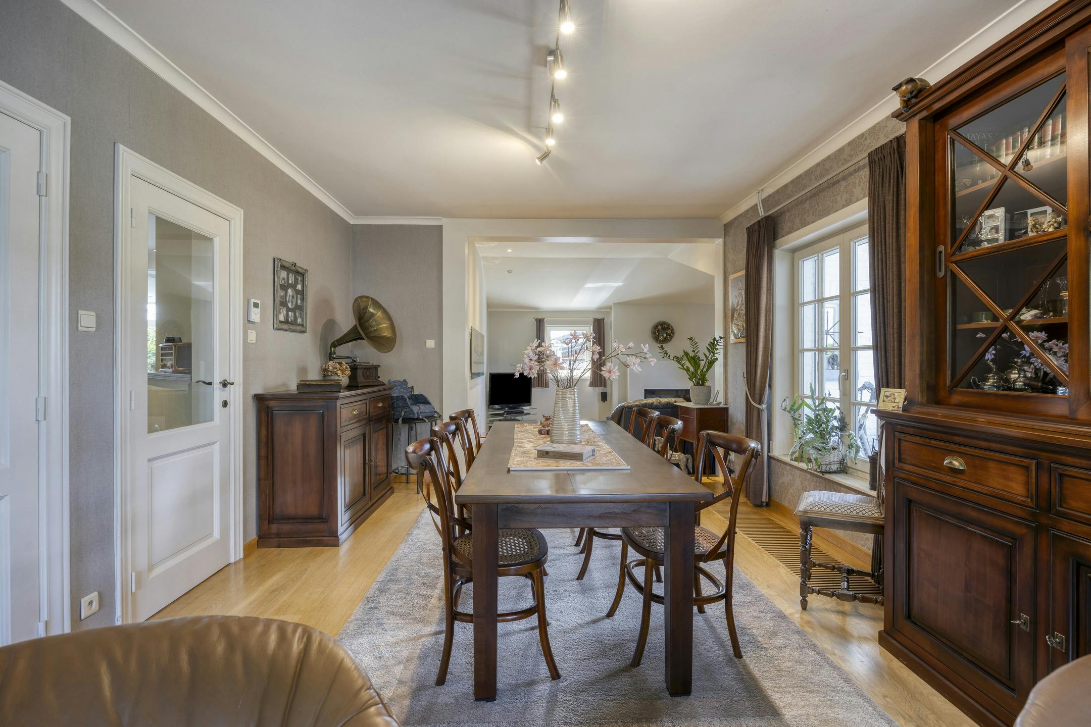 Riante zorgwoning/kangoeroewoning met loods te koop foto 5