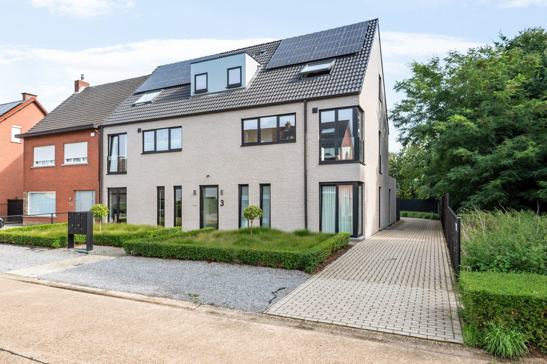 Instapklaar en energiezuinig gelijkvloers appartement met terras en tuin foto {{pictureIndex}}
