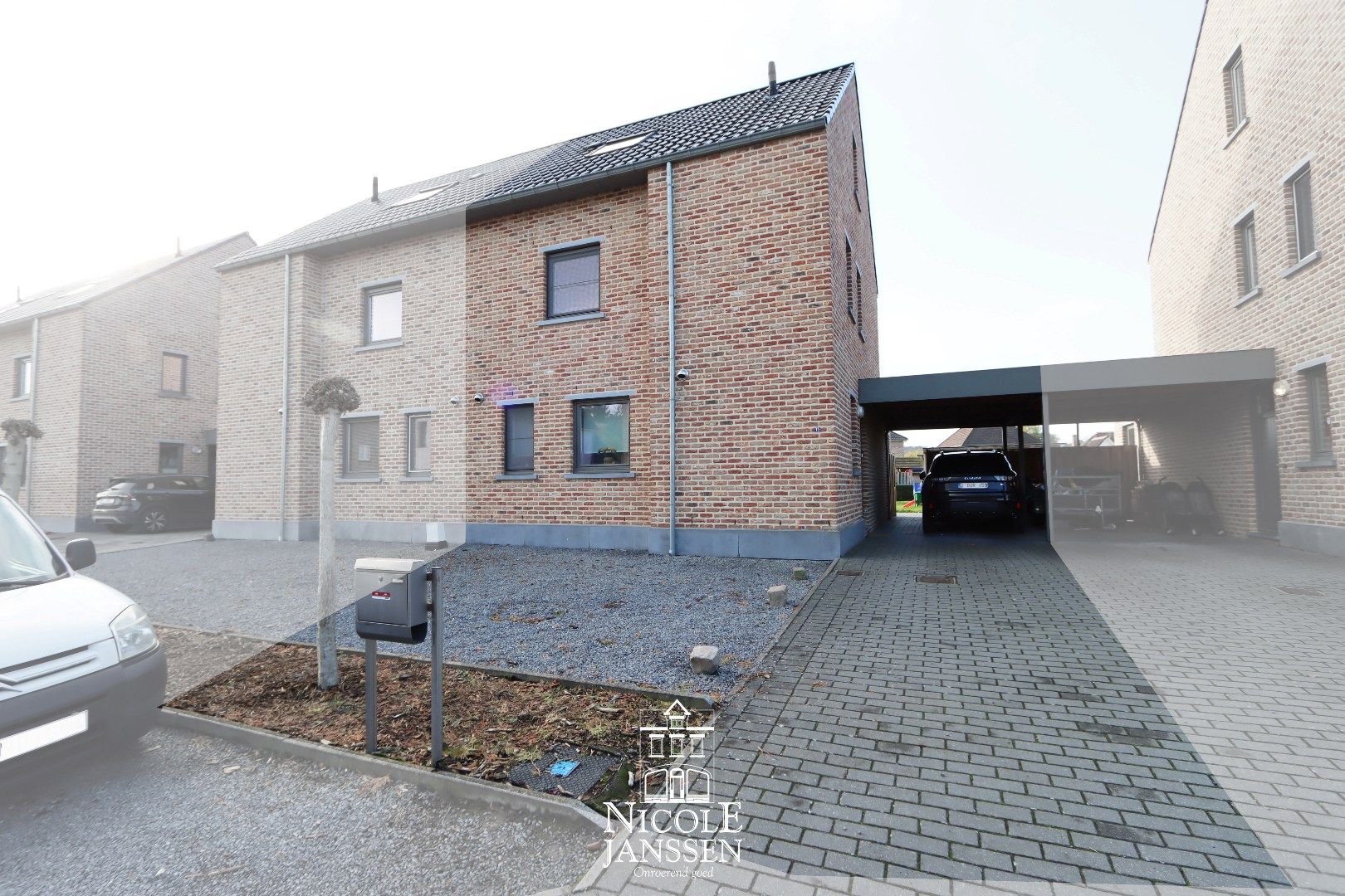 Halfvrijstaande nieuwbouwwoning met drie slaapkamers en carport foto {{pictureIndex}}