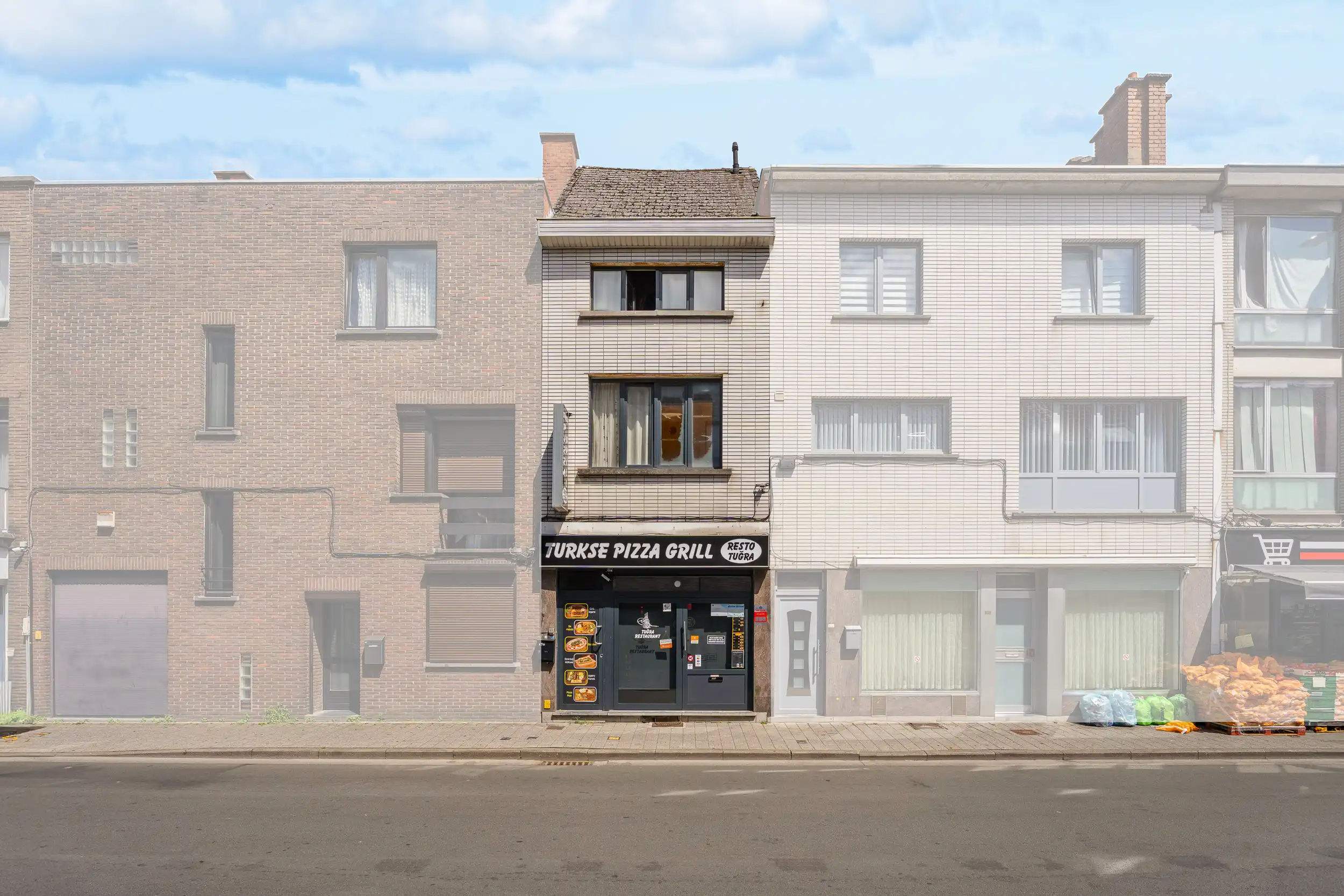 Unieke kans: Goeddraaiende pizzazaak met appartement! foto 8