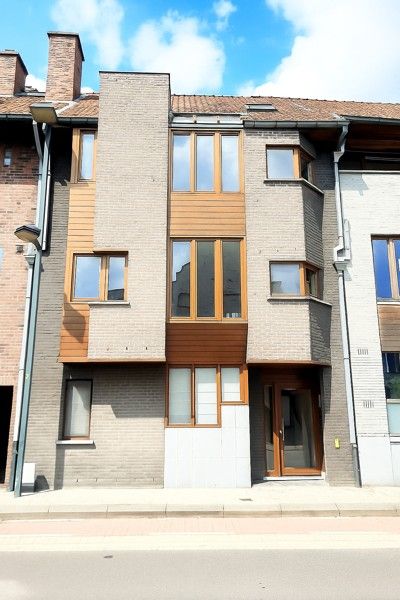 Tweeslaapkamer appartement mét garage in het centrum van Sint-Baafs-Vijve ZONDER SYNDICKOSTEN! foto {{pictureIndex}}