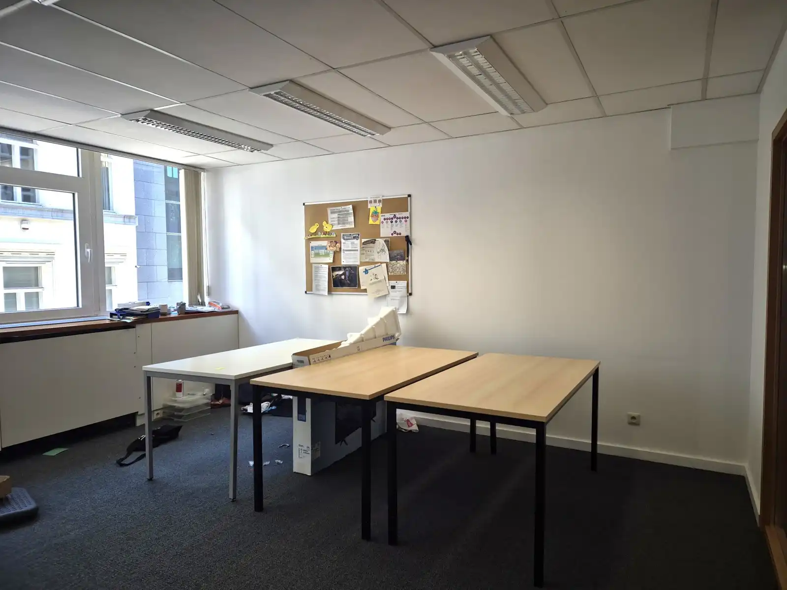 Ruime kantoorruimte met aparte bureaus in het centrum  foto 7