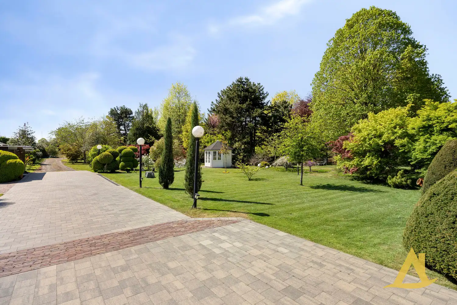 EXCLUSIEVE VILLA MET PARKTUIN EN ZWEMVIJVER OP EEN PERCEEL VAN 1HA 5A 16CA! foto 28