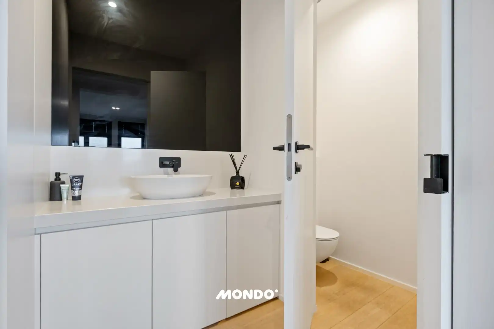 Exclusief  wonen boven de stad: eindeloos panorama en strak design. foto 11