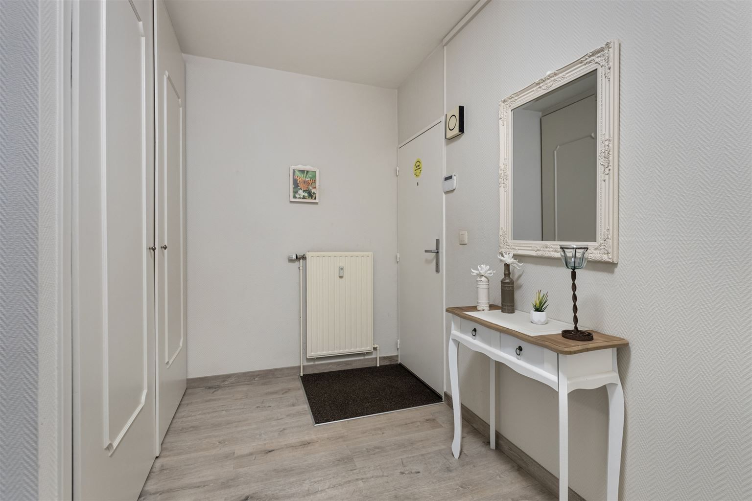 Ruim gelijkvloers 2-slaapkamer appartement met overdekt terras, ondergrondse autostaanplaats en aparte berging, gelegen vlakbij het centrum van Maaseik. foto 11