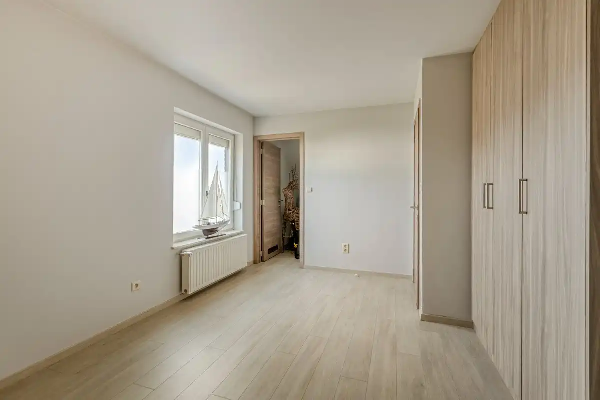 Instapklare villa met 3 slaapkamers, grote bureelkamer en garages foto 28