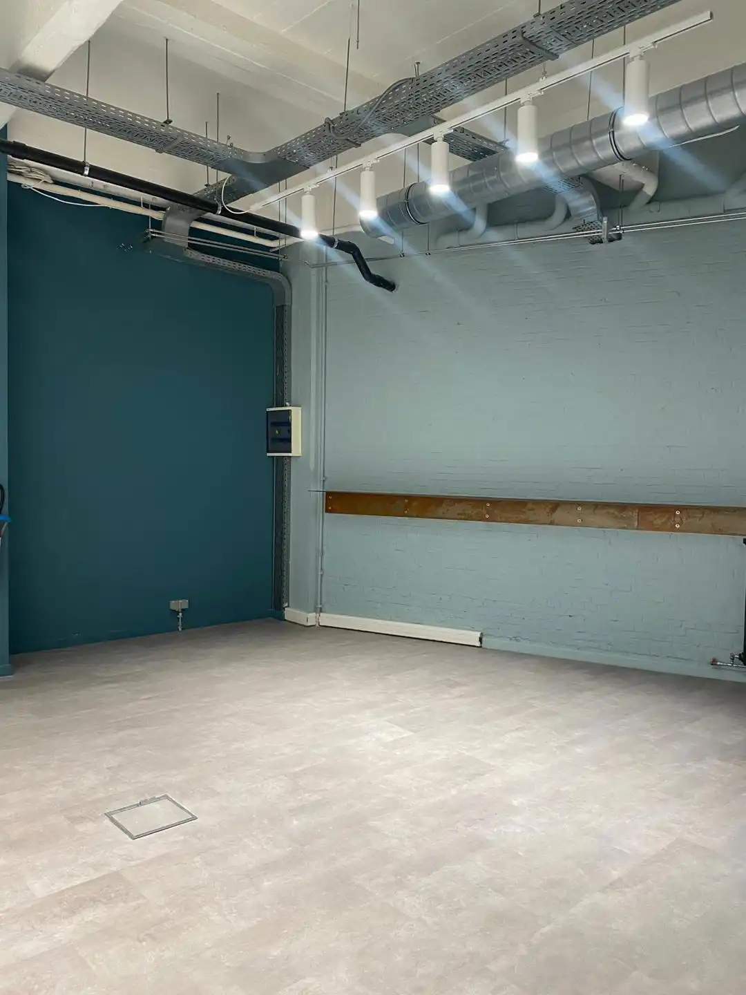 Kantoorruimte 686m² te huur in voormalige  Minerva Motors'-fabriek.  foto 12