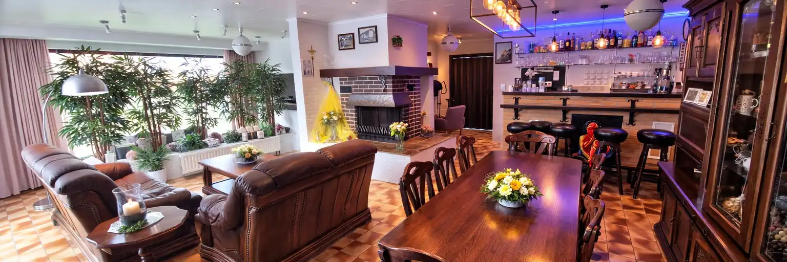 Ruime woning met veel lichtinval, volledig onderkelderd en prachtige tuin foto 3