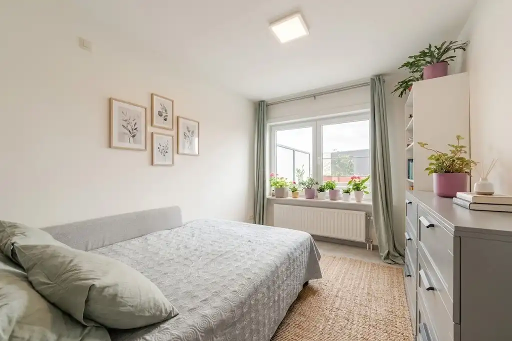 INSTAPKLAAR APPARTEMENT (84 m² | RENOVATIE 2020) MET 2 SLPKS EN GARAGE  foto 7