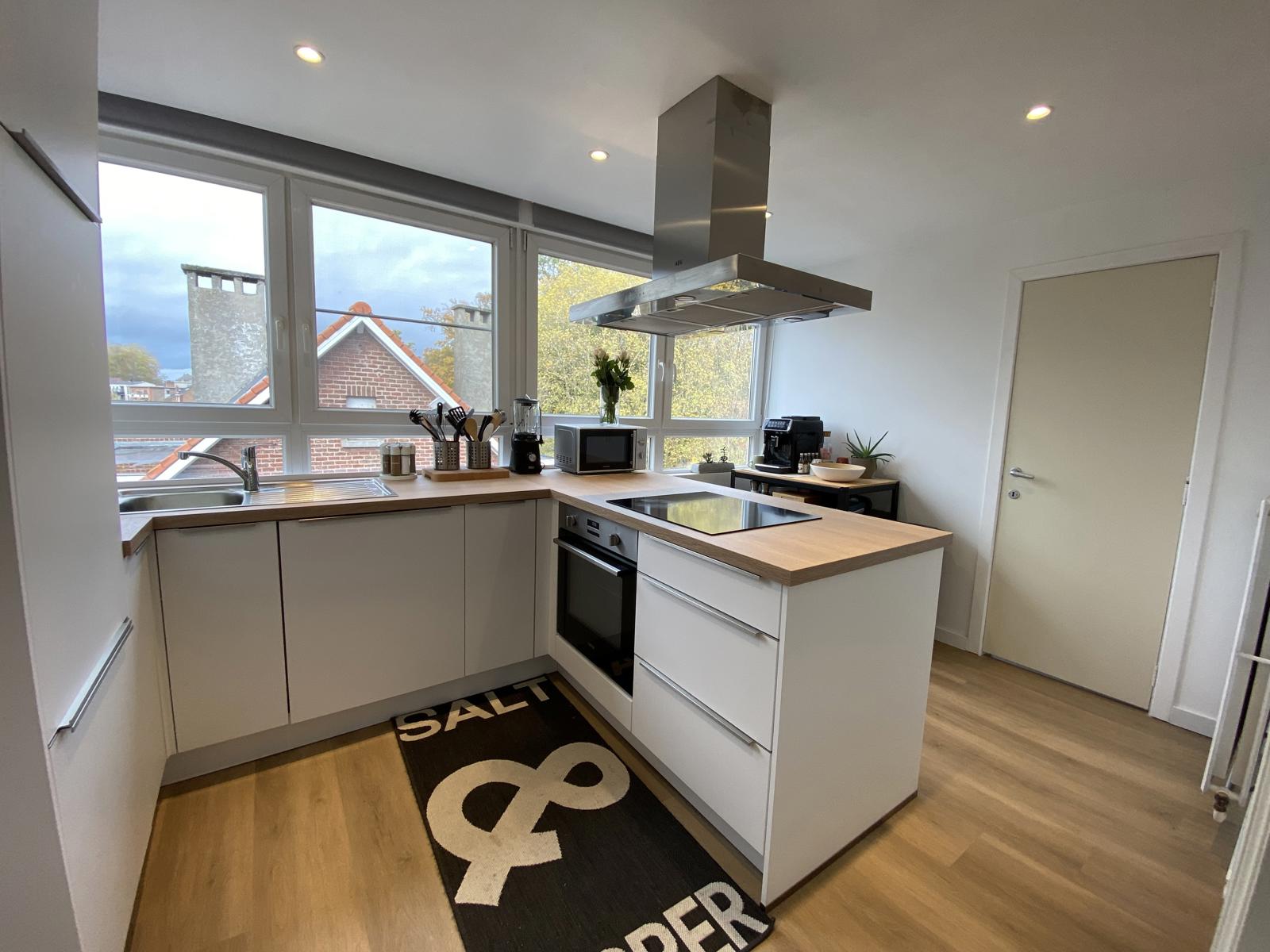 Vernieuwd en lichtrijk appartement met slaapkamer en bureau foto 5