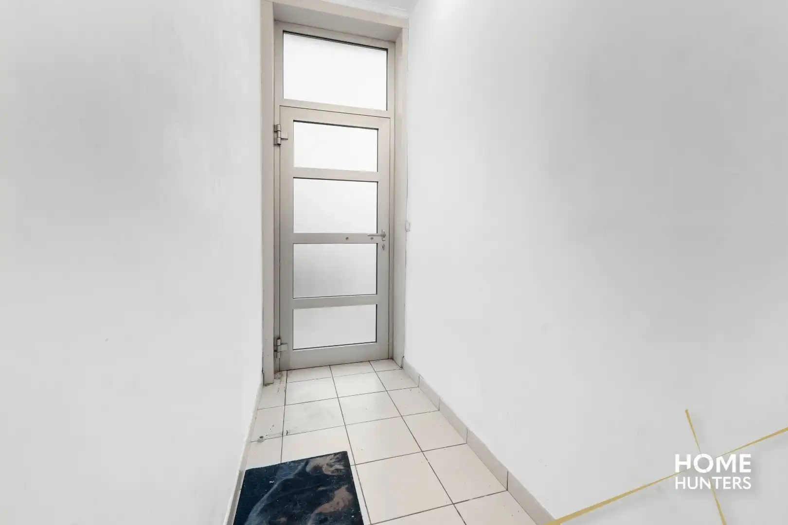 Charmante, op te frissen rijwoning met ruime tuin en 3 slaapkamers foto 3