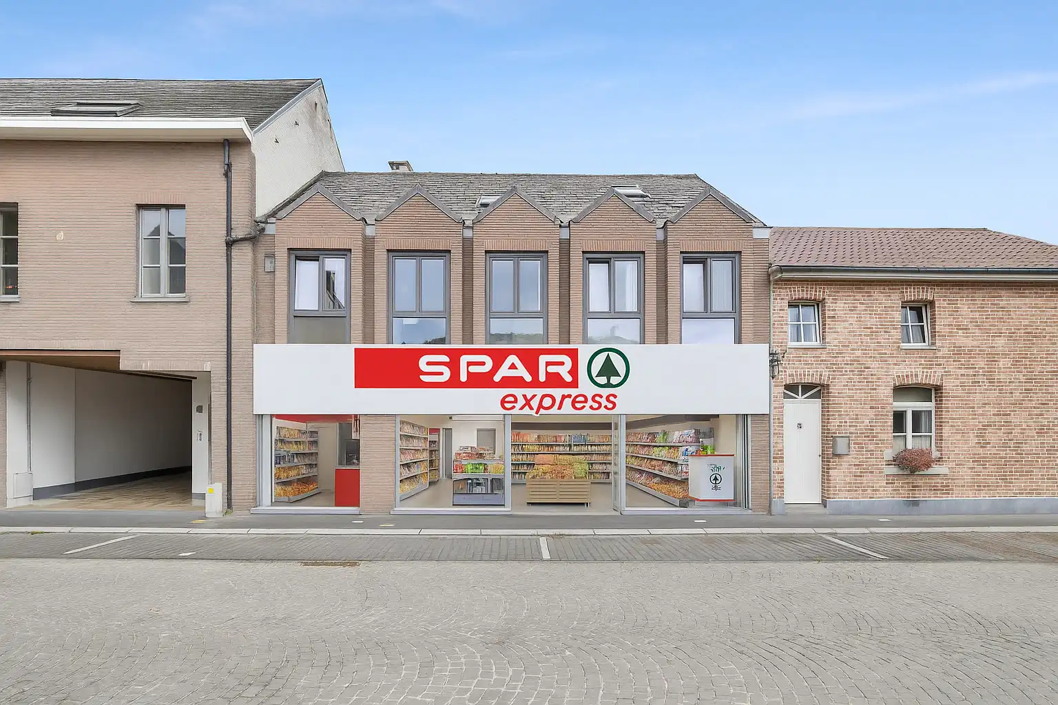 Te renoveren handelspand (315m²) met 4 staanplaatsen foto {{pictureIndex}}