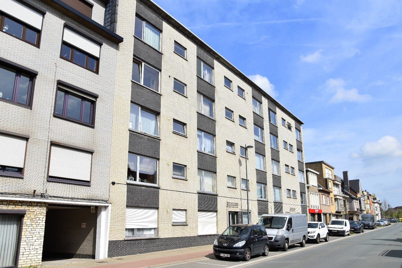 Ruim 3-slaapkamer appartement op de 4de verdieping met kelderberging en autostaanplaats te koop in Harelbeke foto 1