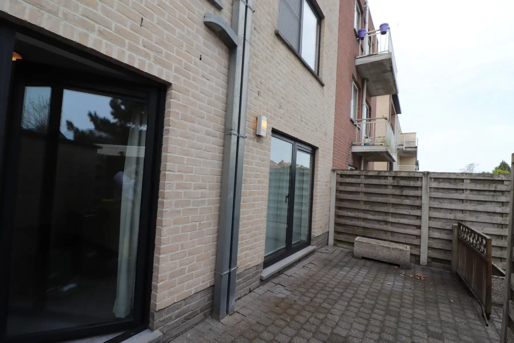 Gelijkvloers 2-slaapkamerappartement met terras en garage. foto 18