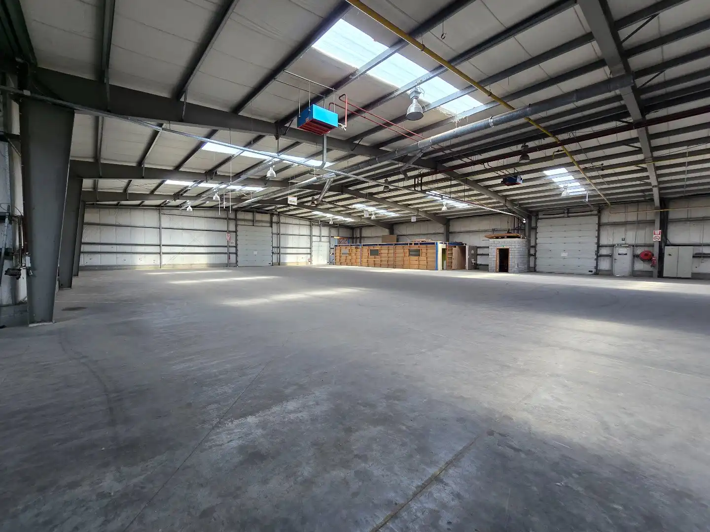 Ruime magazijn-/bedrijfsruimte van ca. 1.200 m² met 5 sectionaalpoorten en 3 laadkades op goed bereikbaar industrieterrein foto 7