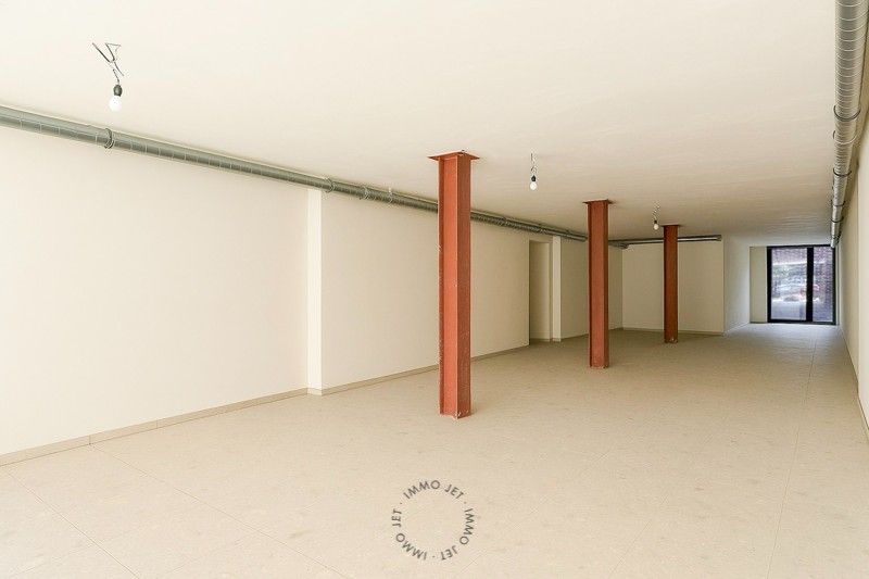 veelzijdige handelsruimte met grote vitrine op toplocatie foto 3