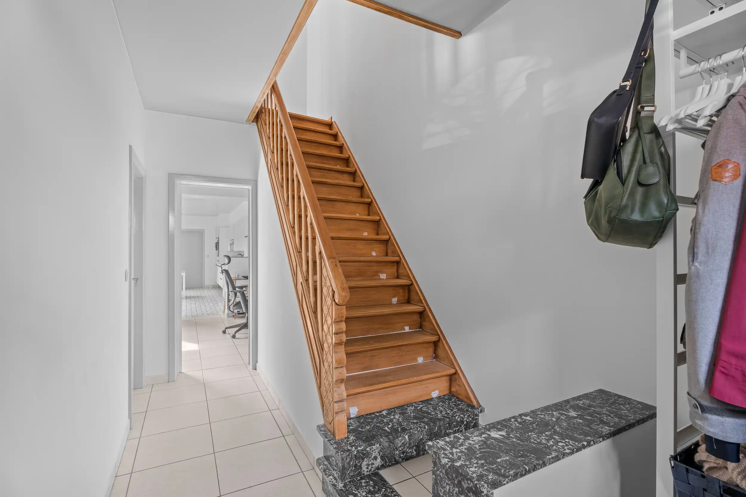 Ruime gezinswoning met 4 slpk, zonnepanelen & zonnige tuin foto 13