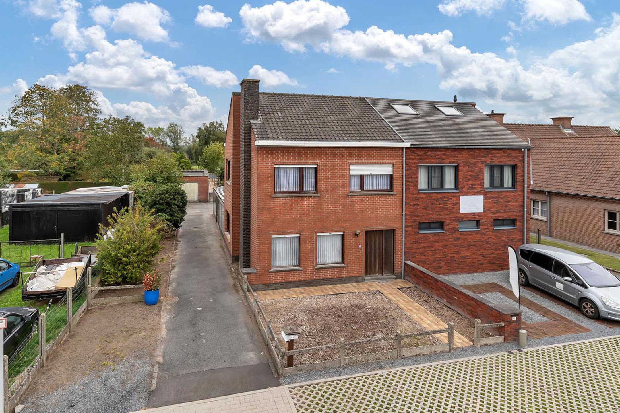 Halfopen woning met veel potentieel op ruim perceel foto {{pictureIndex}}